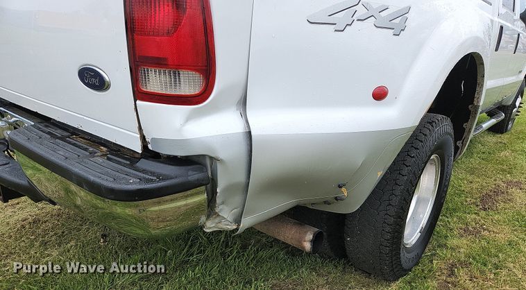 image for item JM9124 2004 Ford F350 Super Duty XLT  Crew Cab pickup truck