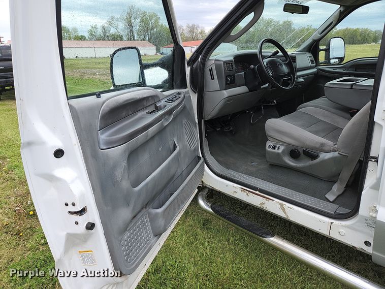 image for item JM9124 2004 Ford F350 Super Duty XLT  Crew Cab pickup truck