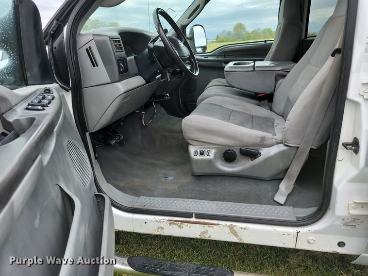 image for item JM9124 2004 Ford F350 Super Duty XLT  Crew Cab pickup truck