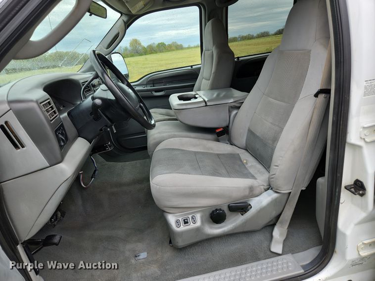 image for item JM9124 2004 Ford F350 Super Duty XLT  Crew Cab pickup truck