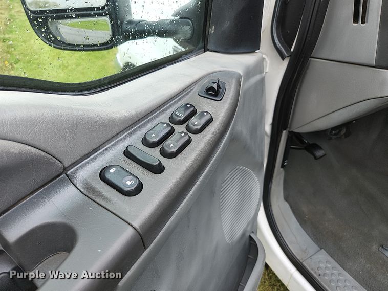 image for item JM9124 2004 Ford F350 Super Duty XLT  Crew Cab pickup truck