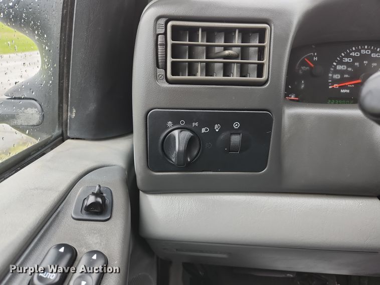 image for item JM9124 2004 Ford F350 Super Duty XLT  Crew Cab pickup truck