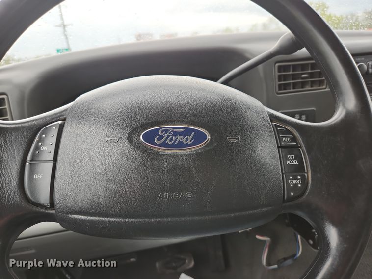 image for item JM9124 2004 Ford F350 Super Duty XLT  Crew Cab pickup truck