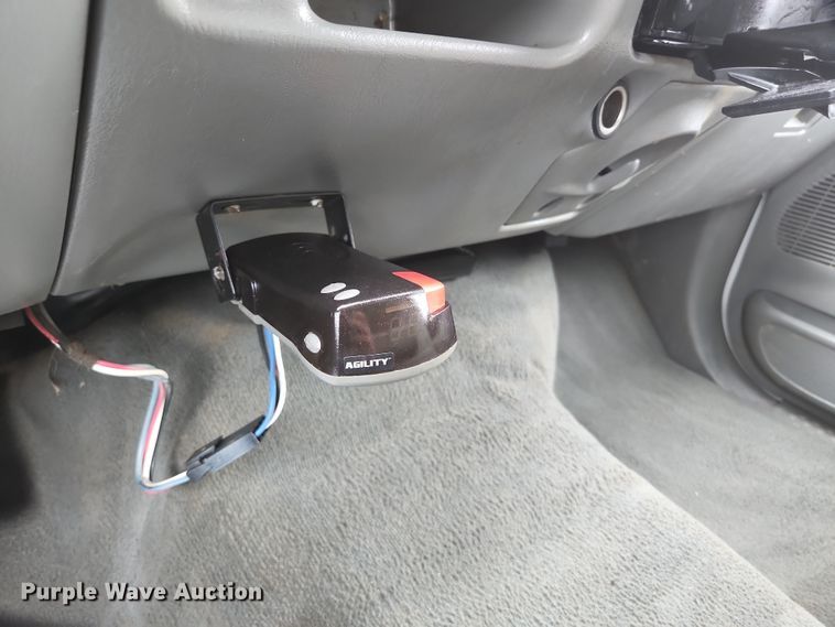 image for item JM9124 2004 Ford F350 Super Duty XLT  Crew Cab pickup truck