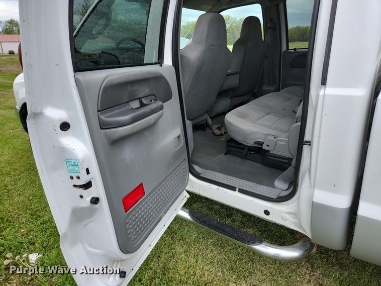 image for item JM9124 2004 Ford F350 Super Duty XLT  Crew Cab pickup truck