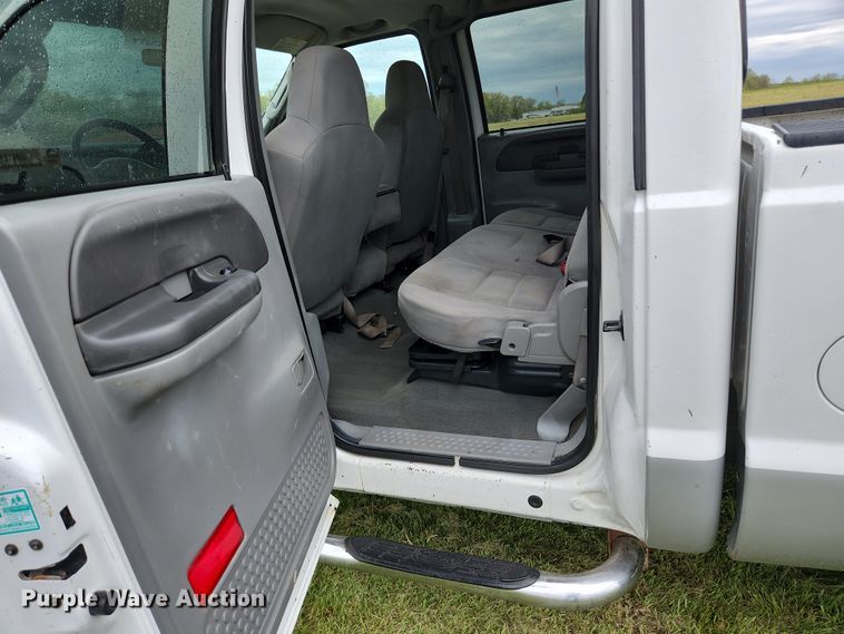 image for item JM9124 2004 Ford F350 Super Duty XLT  Crew Cab pickup truck