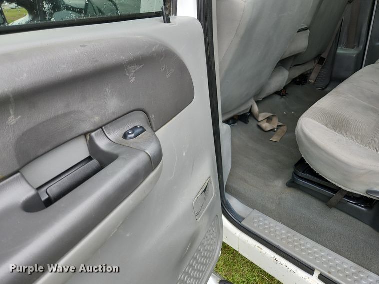 image for item JM9124 2004 Ford F350 Super Duty XLT  Crew Cab pickup truck