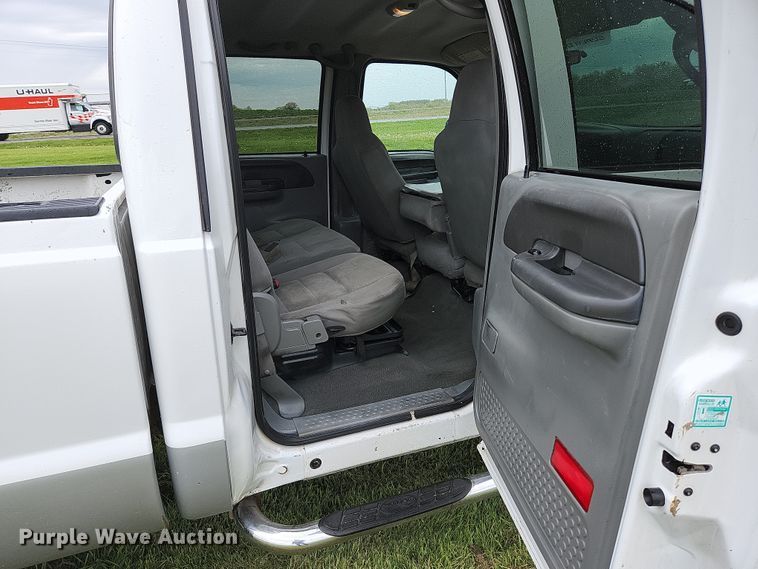 image for item JM9124 2004 Ford F350 Super Duty XLT  Crew Cab pickup truck