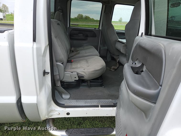 image for item JM9124 2004 Ford F350 Super Duty XLT  Crew Cab pickup truck