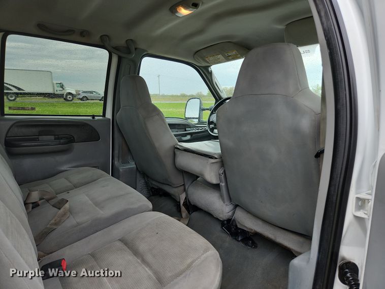 image for item JM9124 2004 Ford F350 Super Duty XLT  Crew Cab pickup truck