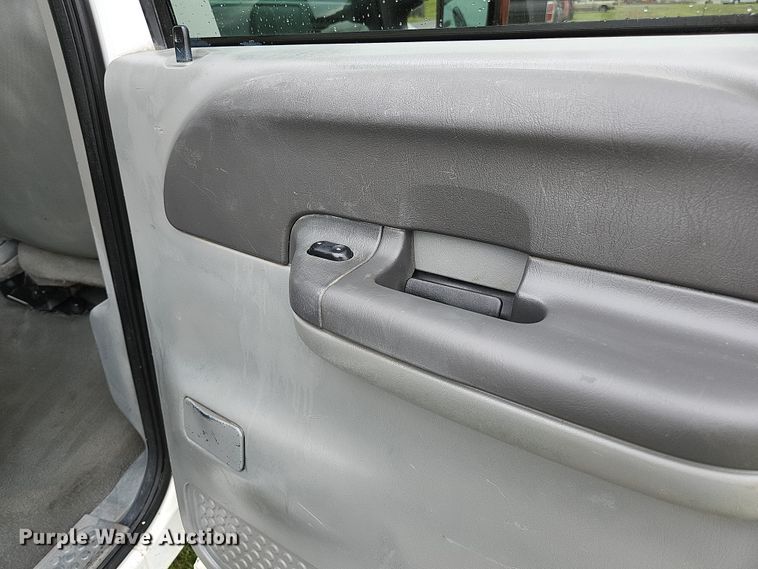 image for item JM9124 2004 Ford F350 Super Duty XLT  Crew Cab pickup truck