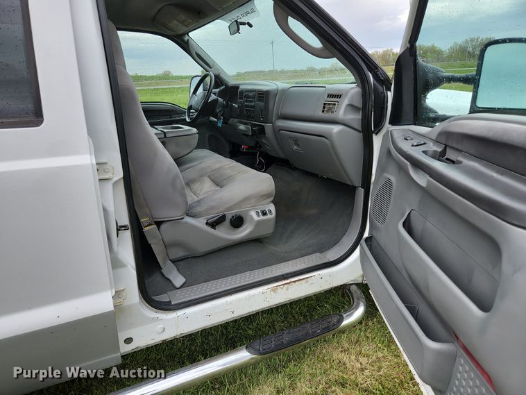 image for item JM9124 2004 Ford F350 Super Duty XLT  Crew Cab pickup truck