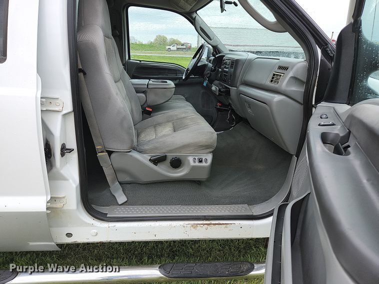 image for item JM9124 2004 Ford F350 Super Duty XLT  Crew Cab pickup truck