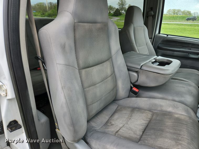 image for item JM9124 2004 Ford F350 Super Duty XLT  Crew Cab pickup truck