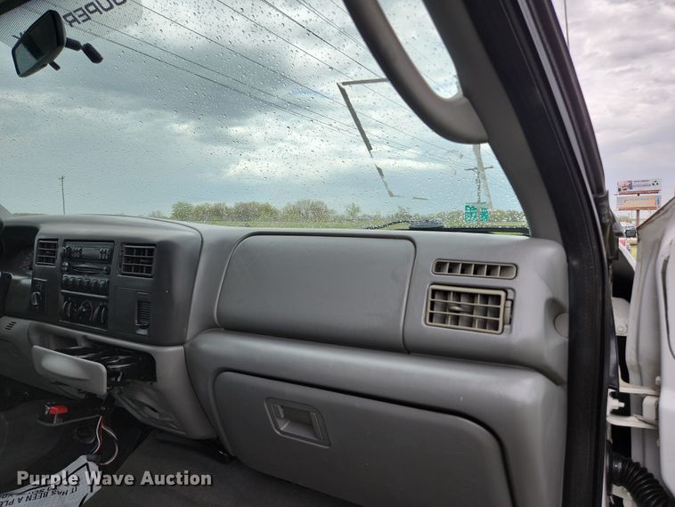 image for item JM9124 2004 Ford F350 Super Duty XLT  Crew Cab pickup truck