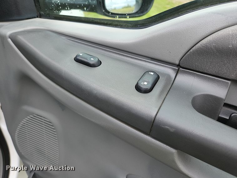 image for item JM9124 2004 Ford F350 Super Duty XLT  Crew Cab pickup truck