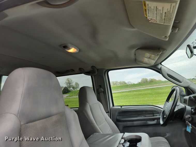 image for item JM9124 2004 Ford F350 Super Duty XLT  Crew Cab pickup truck