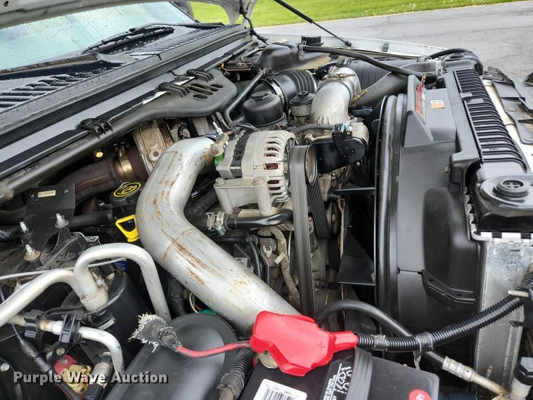 image for item JM9124 2004 Ford F350 Super Duty XLT  Crew Cab pickup truck