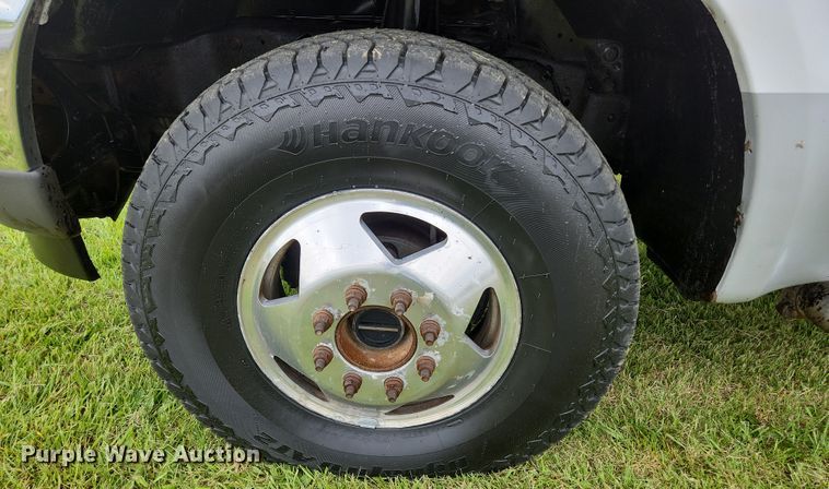 image for item JM9124 2004 Ford F350 Super Duty XLT  Crew Cab pickup truck