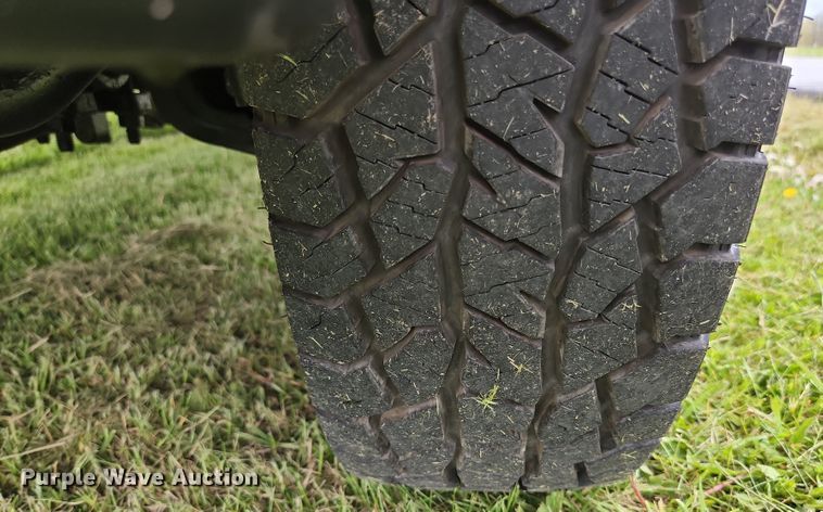 image for item JM9124 2004 Ford F350 Super Duty XLT  Crew Cab pickup truck