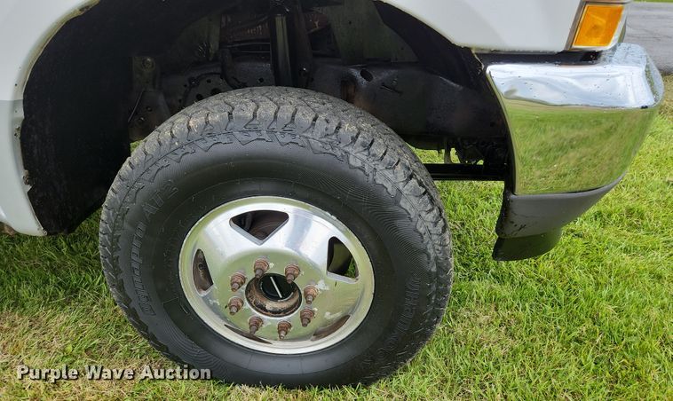 image for item JM9124 2004 Ford F350 Super Duty XLT  Crew Cab pickup truck