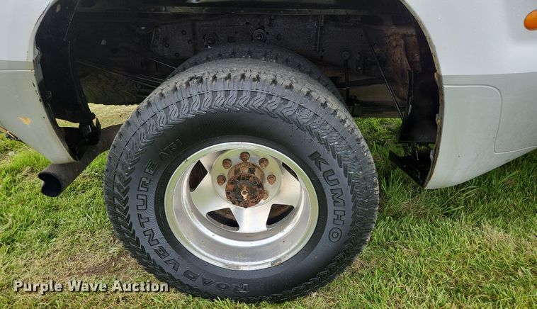 image for item JM9124 2004 Ford F350 Super Duty XLT  Crew Cab pickup truck