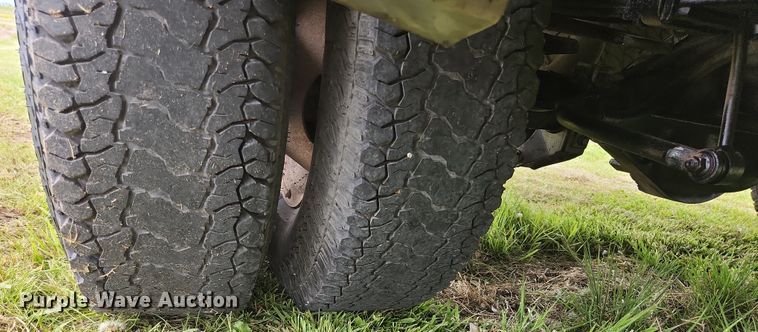 image for item JM9124 2004 Ford F350 Super Duty XLT  Crew Cab pickup truck