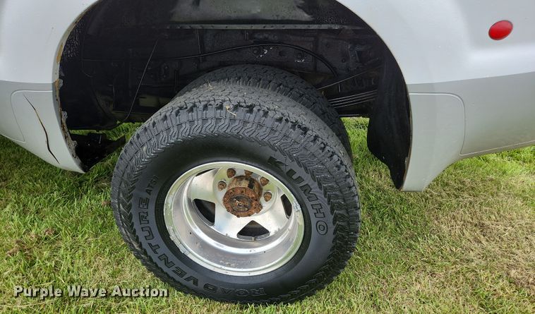 image for item JM9124 2004 Ford F350 Super Duty XLT  Crew Cab pickup truck