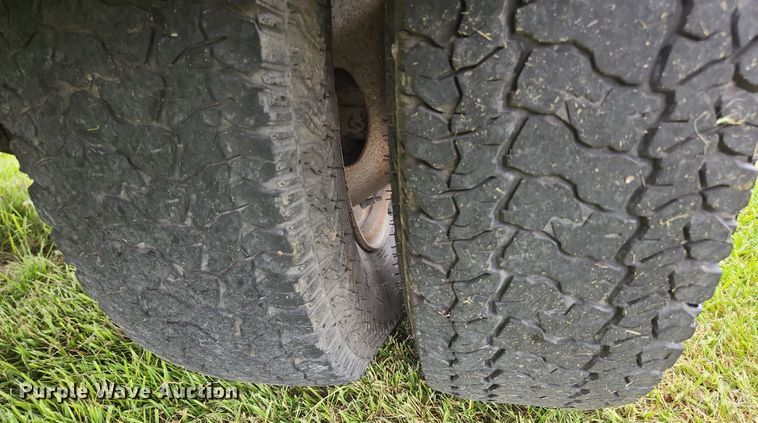 image for item JM9124 2004 Ford F350 Super Duty XLT  Crew Cab pickup truck