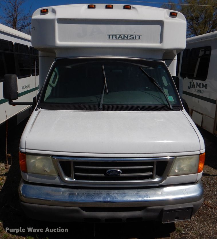 image for item JS9547 2006 Ford E450 Super Duty  shuttle bus