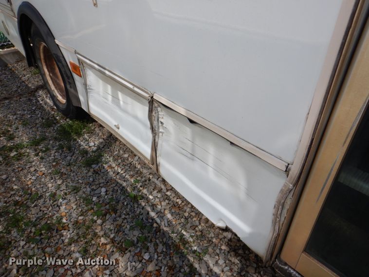 image for item JS9547 2006 Ford E450 Super Duty  shuttle bus