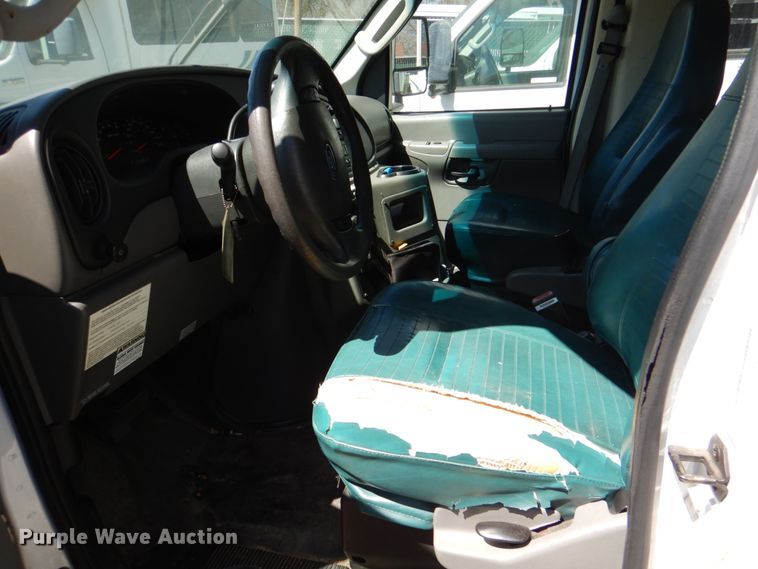 image for item JS9547 2006 Ford E450 Super Duty  shuttle bus