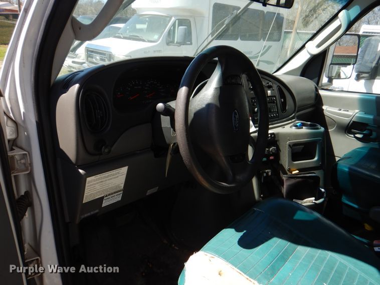 image for item JS9547 2006 Ford E450 Super Duty  shuttle bus