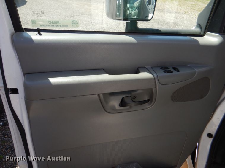 image for item JS9547 2006 Ford E450 Super Duty  shuttle bus