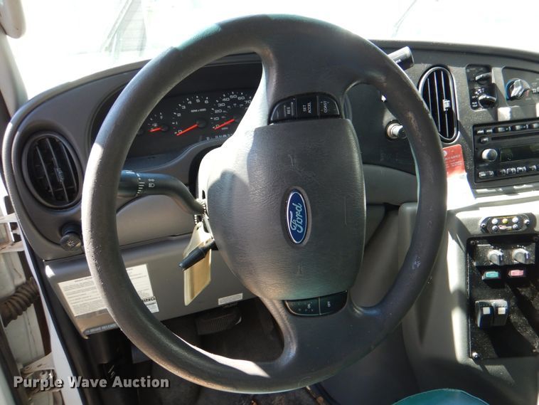 image for item JS9547 2006 Ford E450 Super Duty  shuttle bus