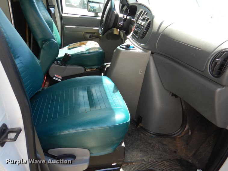 image for item JS9547 2006 Ford E450 Super Duty  shuttle bus