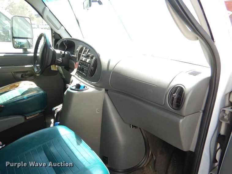 image for item JS9547 2006 Ford E450 Super Duty  shuttle bus