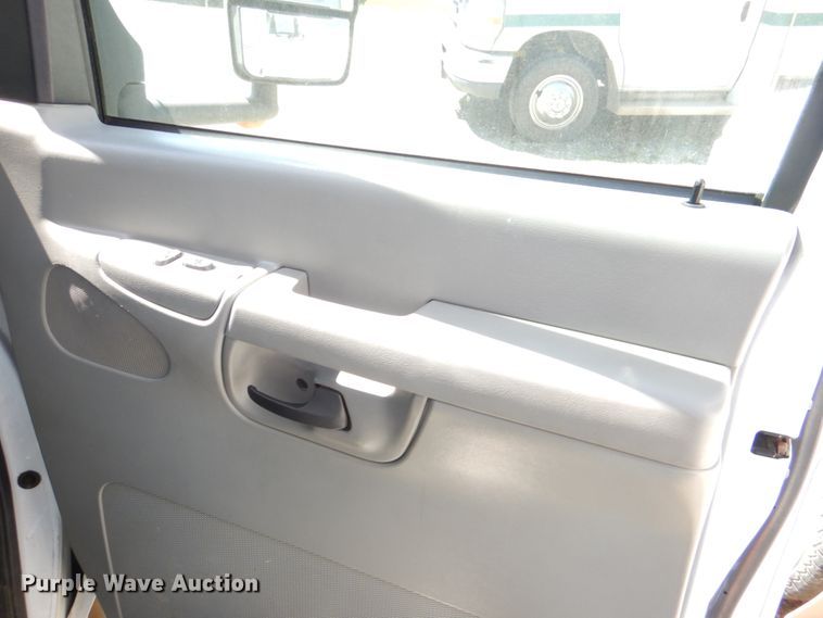 image for item JS9547 2006 Ford E450 Super Duty  shuttle bus