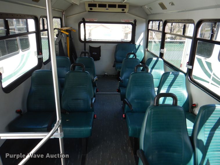 image for item JS9547 2006 Ford E450 Super Duty  shuttle bus