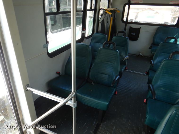 image for item JS9547 2006 Ford E450 Super Duty  shuttle bus