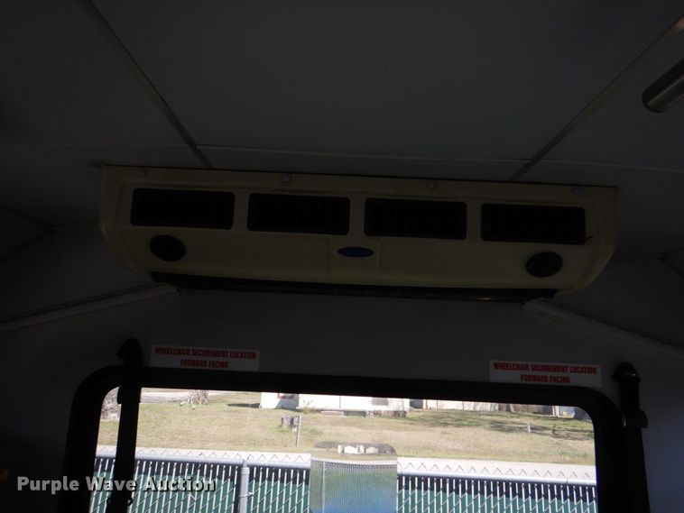 image for item JS9547 2006 Ford E450 Super Duty  shuttle bus