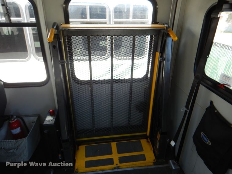 image for item JS9547 2006 Ford E450 Super Duty  shuttle bus