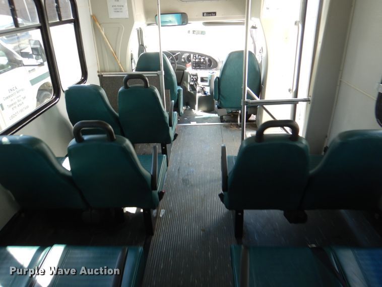 image for item JS9547 2006 Ford E450 Super Duty  shuttle bus