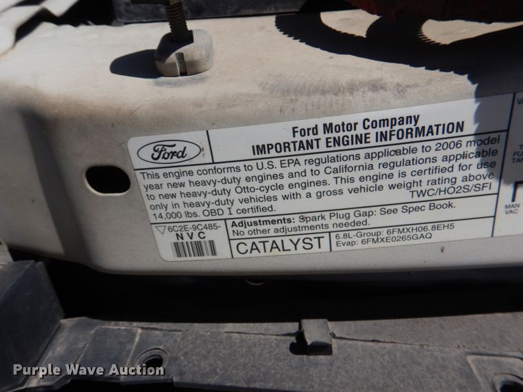 image for item JS9547 2006 Ford E450 Super Duty  shuttle bus