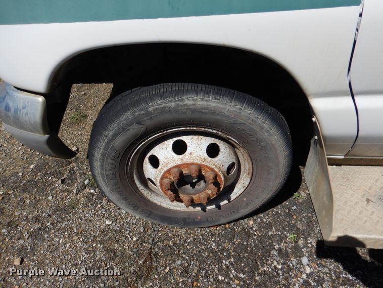 image for item JS9547 2006 Ford E450 Super Duty  shuttle bus