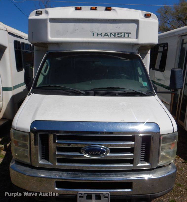 image for item JS9548 2009 Ford E450 Super Duty  shuttle bus