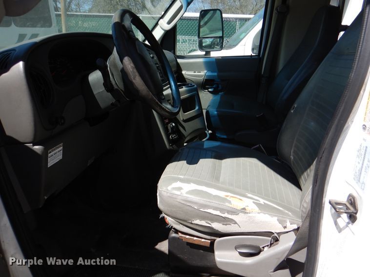 image for item JS9548 2009 Ford E450 Super Duty  shuttle bus