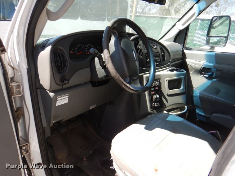 image for item JS9548 2009 Ford E450 Super Duty  shuttle bus