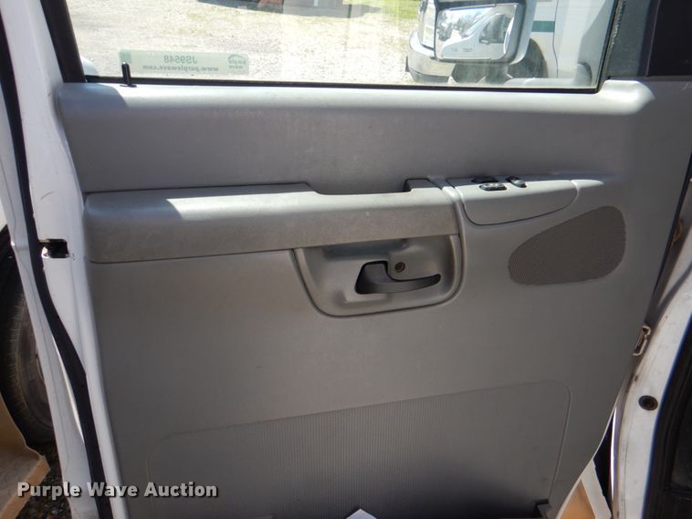 image for item JS9548 2009 Ford E450 Super Duty  shuttle bus