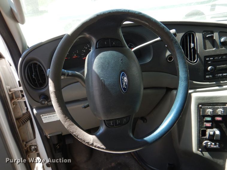 image for item JS9548 2009 Ford E450 Super Duty  shuttle bus